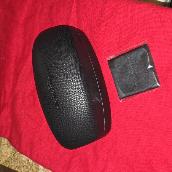 Sunglasses case and cleaning cloth - Picture 1 of 4